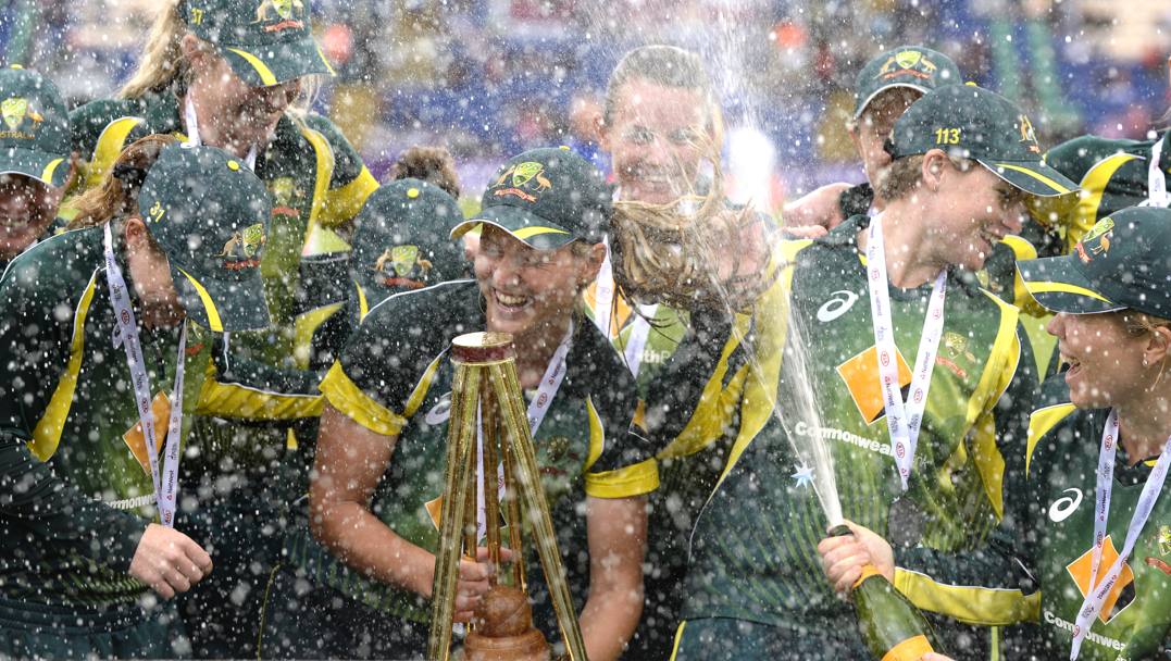 Festeggiamenti per la vittoria della squadra australiana femminile contro la nazionale inglese (Reuters)